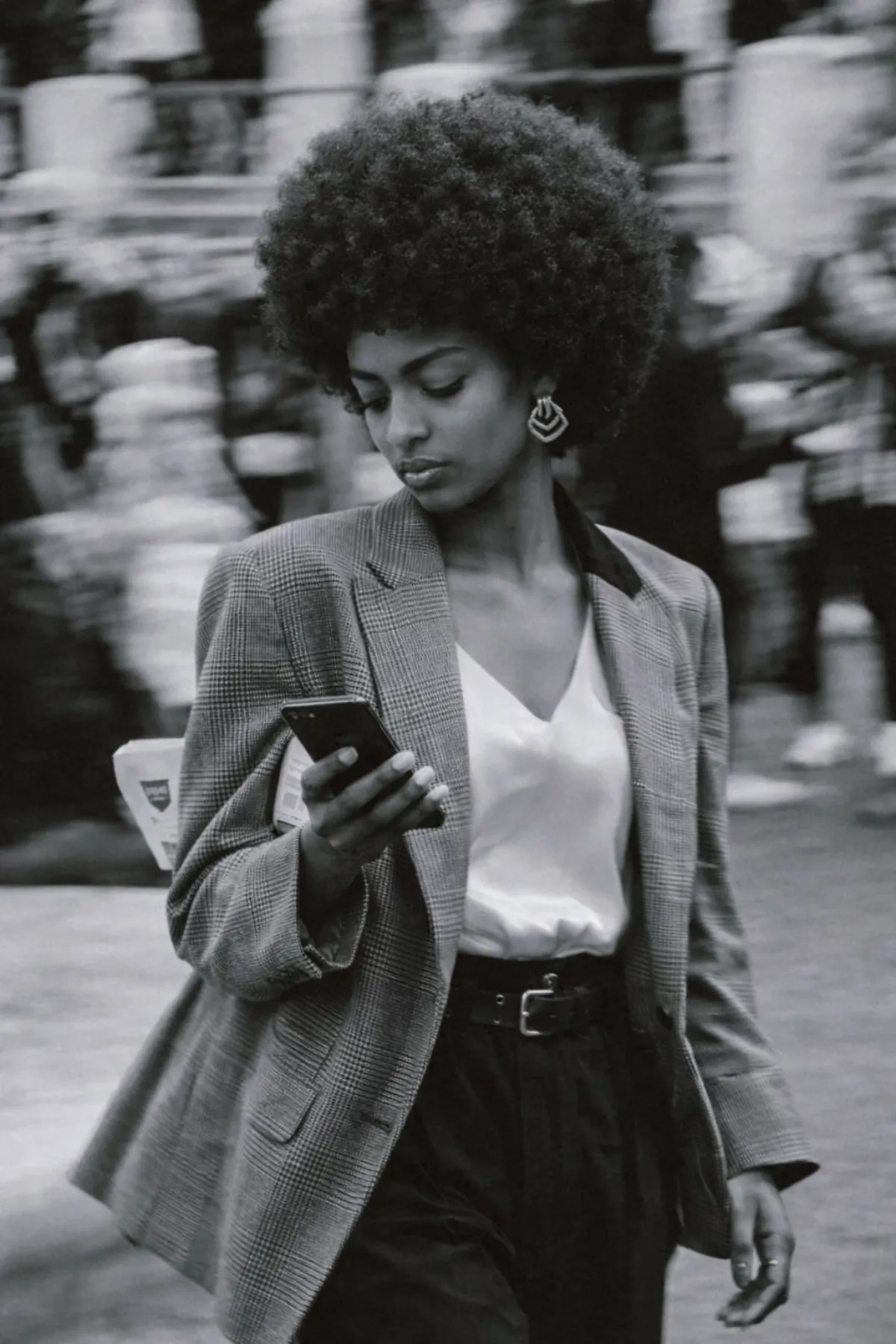 Woman using The BaanTower app on her phone